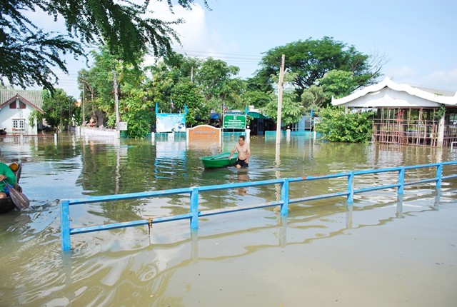 คุณครูลุยน้ำออกมาจากโรงเรียน ไม่รู้จะได้สอนเมื่อไหร่กัน