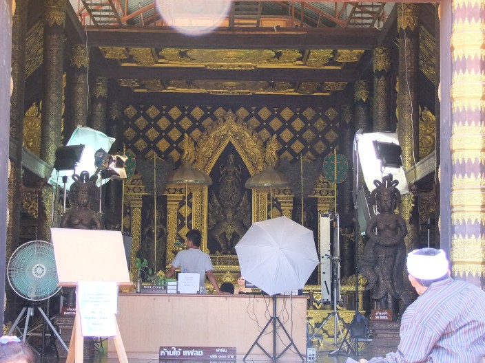 เหมือนเขากำลังถ่ายอะไรกันอยู่ :spineyes: