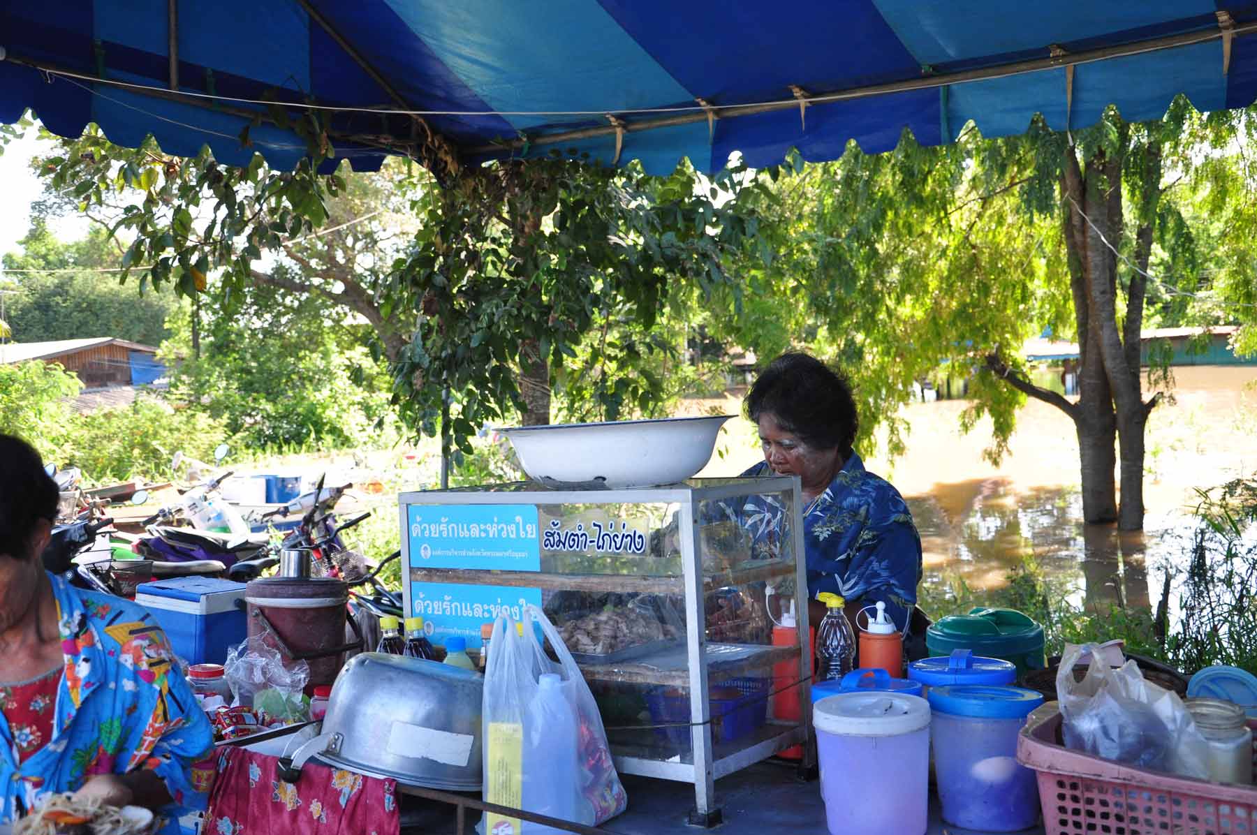 แวะเติมพลัง ร้านส้มตำปูปลาร้าของโปรด กลางน้ำ ก่อนไปต่อที่สระบุรี