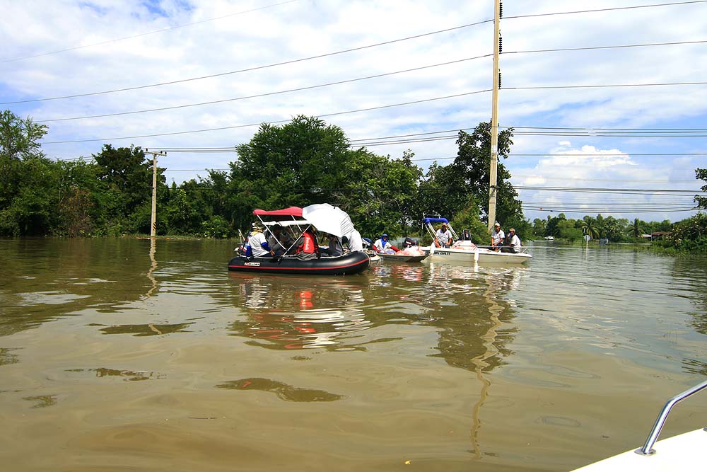 เดินทางออกไปซักพัก ที่จุดประสานงานแจงว่ามีอาหารปรุงสำเร็จอีกจำนวนหนึ่งที่จะต้องเอาไปแจก พวกพี่ๆเขา เ