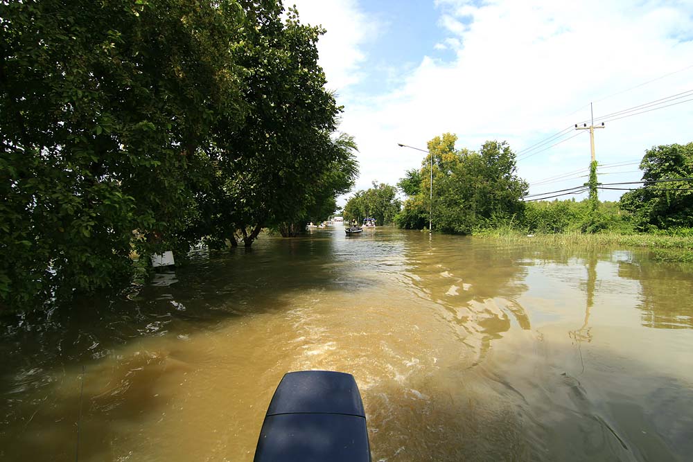 เราใช้เรือแล่นไปบนถนนแล้วตอนนี้