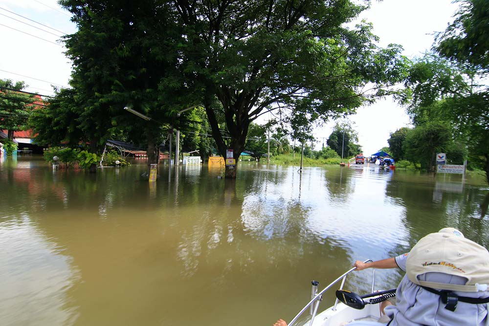 ข้างหน้านี้เป็นสะพานข้ามแม่น้ำมูล เรือเราต้องออกขวามือ เพราะเรือลอดสะพานไม่ได้น้ำขึ้นสูงมาก