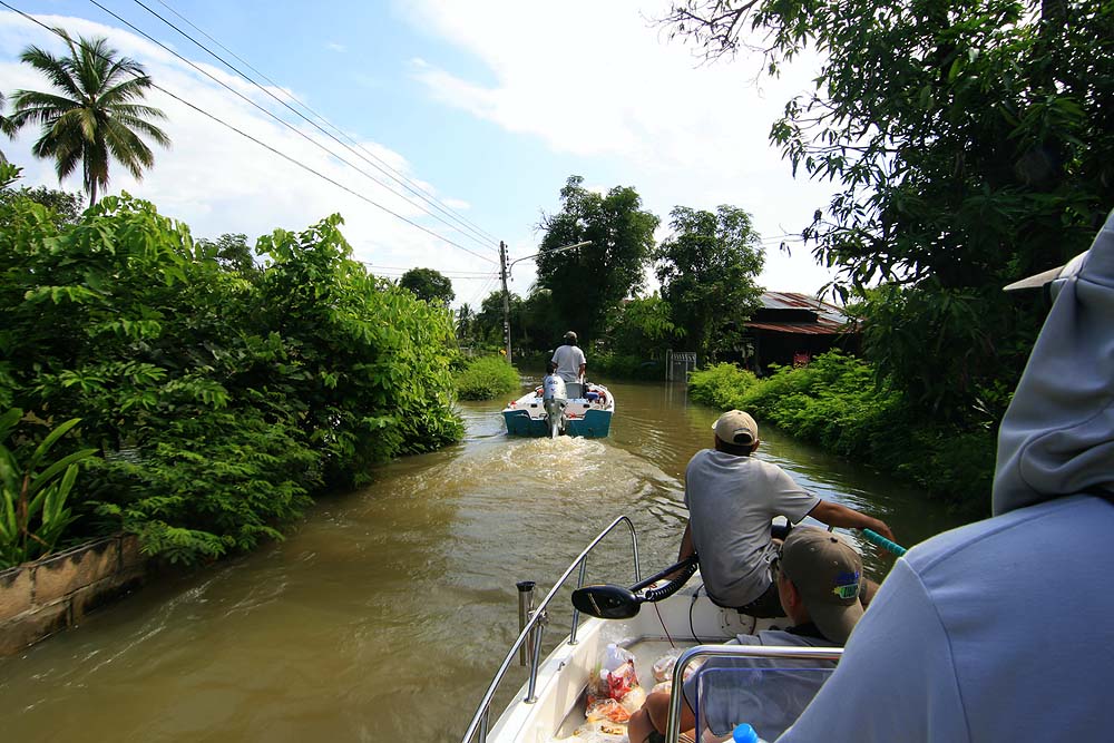 เราแล่นเรือตามๆกันมา 