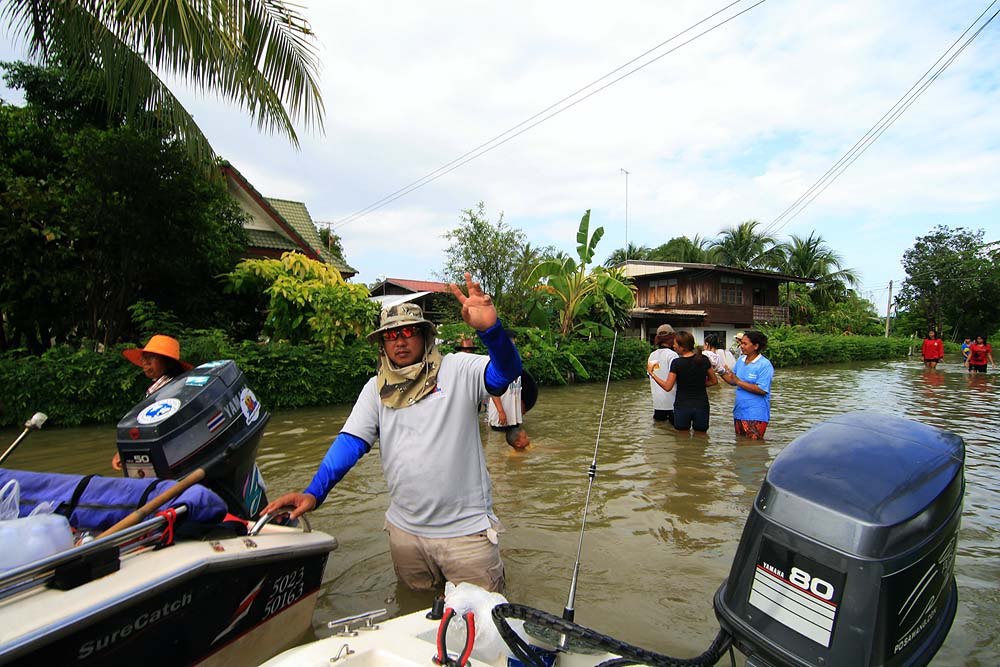 ตรงนี้น้ำตื้นหน่อย แต่ไหล ผมจึงลงไปจูงเรือไว้ 