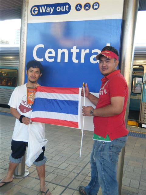 ก่อนขึ้นรถไฟจัดไปว่า ผมคนไทยครับ ฝรั่งมองแบบยิ้มๆๆ แต่ผมรู้สึกภูมิใจครับ :cool: