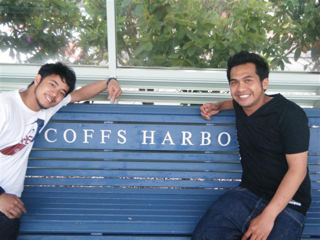 เนื่องจากเป็นขบวนรถไฟข้ามรัฐเรา เลยได้จอดพักบ้างเพื่อให้ผู้โดยสารได้ดูดบุหรี่เราเลยได้ อานิสงลงไปถ่า
