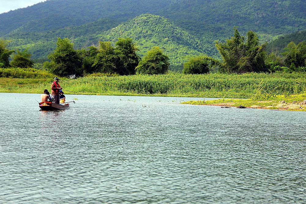สักพักก็เจอเรือน้าเอ๊ด กับเต้