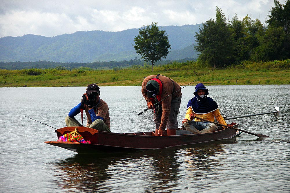 คนหัวเรือ ก็ต้องส่องให้ไอ้อ้วนตลอด ที่เที่ยวนี้พอรู้ว่าผมเอากล้องมา มันไม่ยอมเอากล้องตัวเองมาแถมแทบจ