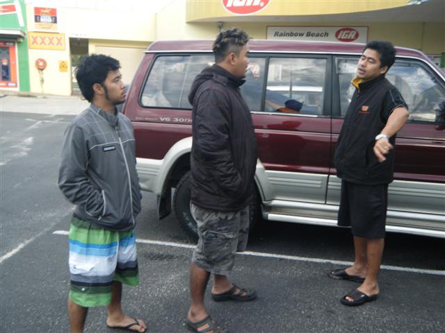 จอดเข้าห้องน้ำและซื้อตั๋วขับรถ บนหาดทรายของเกาะFraser Islandที่มีหาดทรายยาวที่สุดในโลกครับ
ไปดูกันด