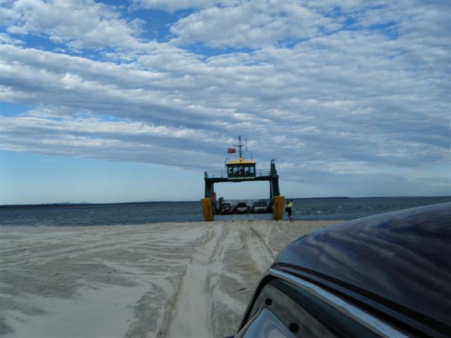 ที่นี่ไม่มีท่าเรือครับมีแต่หาดทรายครับ          จอดกันดื้อๆๆตรงหาดเลยครับ :ohh: