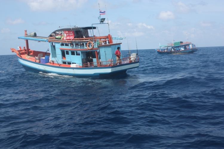 เรือลำใกล้ ทีมงานของน้า barakuda (ผมทักผิดคิดว่าเป็นทีมงานน้อง ตี๊ ฟิชเชอร์)  
ส่วนเรือลำไกล ทีมงาน