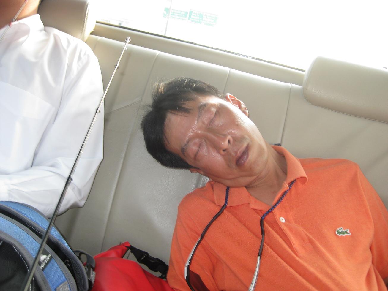 หลังจากนั้น  ท่านศัลย์แพทย์.......คอหักไปเลย :laughing: :grin: :grin: :grin: