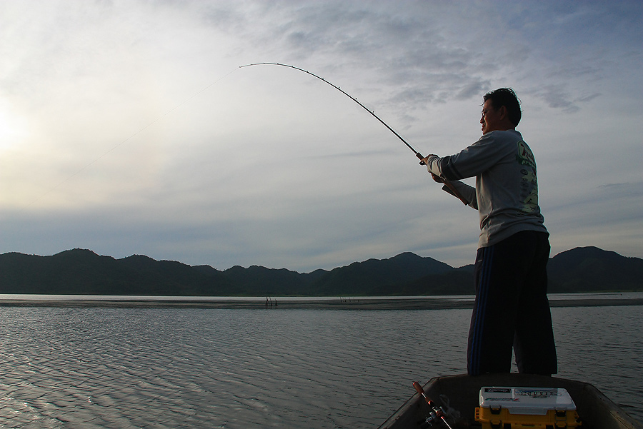 หวดกันเข้าไป  เอาให้ได้ตัวก่อนเรือลำอื่นนะ 
งานนี้เหมือนศึกสามเส้า เลยวุ้ยยย....ลำไหนพลาดมา  มีเศร้
