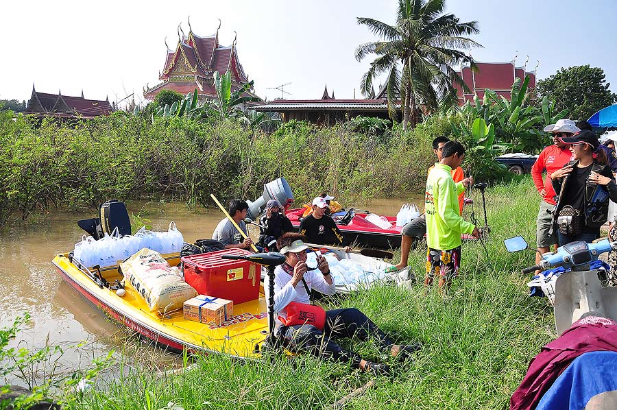 เรือที่ลงแล้วก็จอดรอด้านข้างไปก่อน เพื่อจะได้จัดคนลงเรือไปช่วยแจกของ :grin: