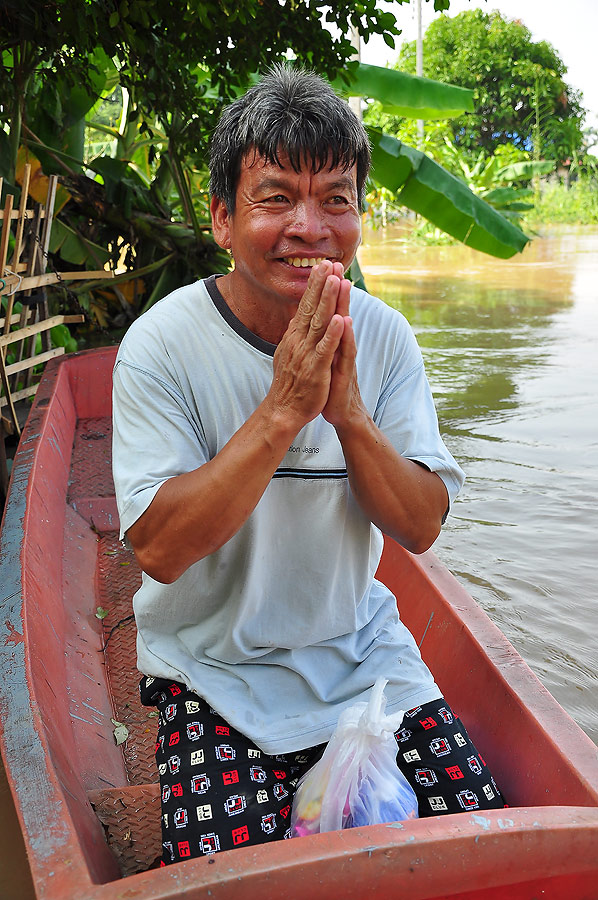 เจอแล้ว ลุงครับรับของแจกด้วยคร๊าบบบบ :grin:
ป๊าดดดดดดดด.......คุณลุงไม่ต้องไหว้พวกผมหรอกคร๊าบ แค่เห