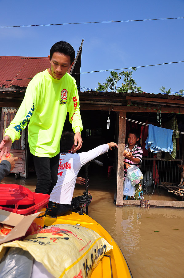 หัวเรือเจ้าต่ายกับน้านิว ช่วยกันแจกไปก่อนน่ะ :grin: