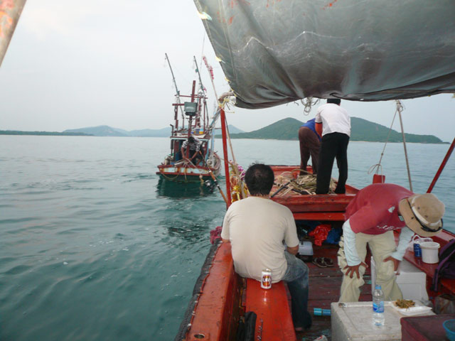 ***ขากลับเรืออายื่งเสียกลางทางโชคดีที่มีเรือเล็กผ่านมาเลยโยงเรือเข้าฝั่งก่อนมืด  ขอขอบคุณน้ำใจคนไทยค