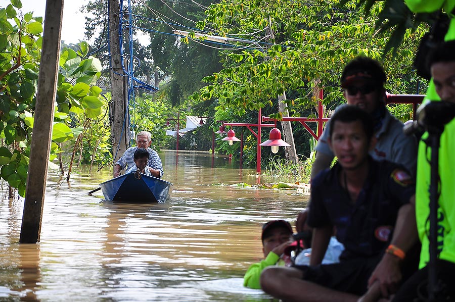 บ้านไหนมีเรือก็พายออกมารับของได้เ