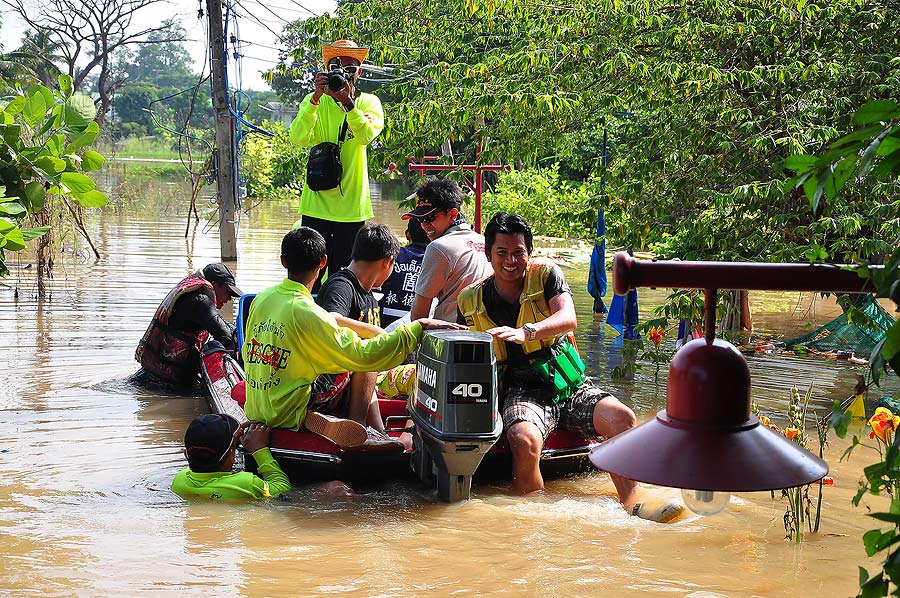 นั่งกันไม่หมดก็เกาะข้างเรือกันไป ใ
