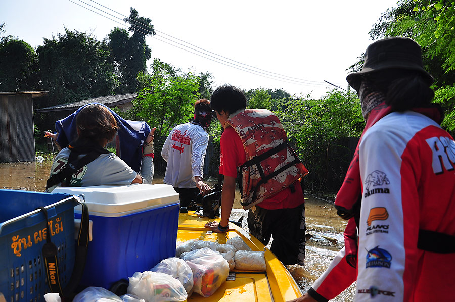 ตามไปกันเลย มีจุดที่น้ำตื้นก็ต้องลงเดินจูงเรือกันไป ตรงจุดน้ำตื้นท้องเรือถูดังครืดดดดดดดดดเลย :cry: 