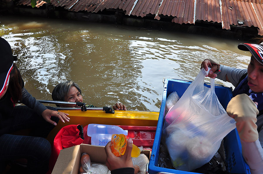 ที่เรือวิ่งไม่ไปเพราะป้าคนนี้มาดึงเรือไว้ตั้งแต่เมื่อไหร่ไม่รู้อ่ะ :grin: :grin: