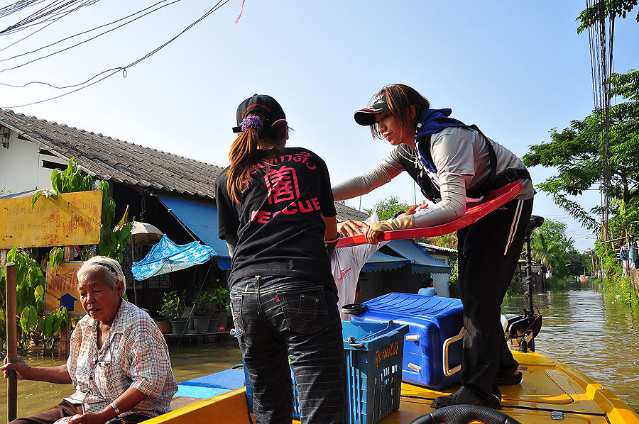 ป้าคนนี้พายเรือแวะมารับของแจกก่อนที่ของเราจะหมดพอดีเลย รับไปเลยครับป้า :grin: