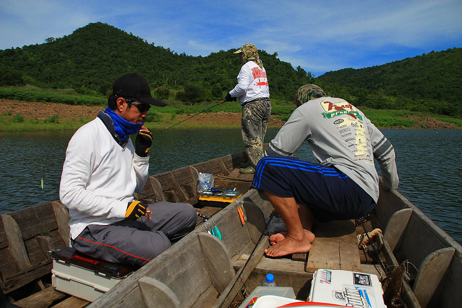 เรือประสานเรือ พูดคุยทักทาย ได้คำตอบมาว่า...
ท่านโปรฝรั่ง ใหญ่ แห้วคาเนต และ น้าเอกจร้า คนหล่อปลาเข