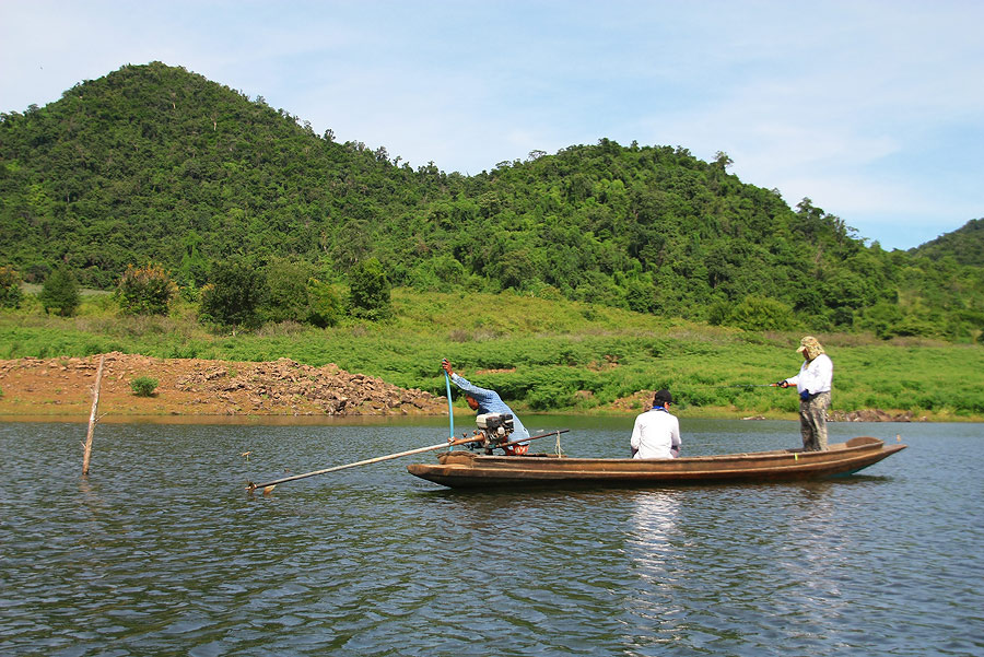 สวัสดีรอบดึก ๆ ค๊าบบบบ....น้าป๋อม พระตะบอง....น้าBunbuu_Mameng ..
น้าเม่นรีโว...น้าShadow-2010  
: