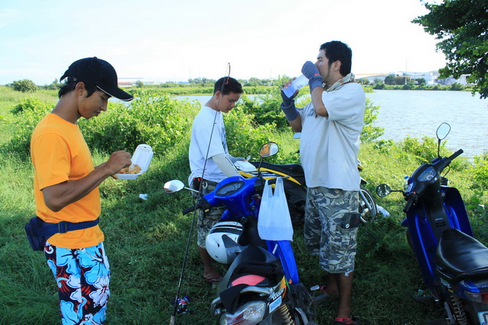 กองทัพต้องเดินด้วยท้อง   ตกปลาจนลืมกินแต่พอเหนื่อเมื่อไหร่กินกระจายครับ :laughing: