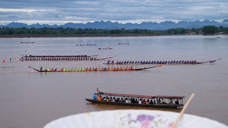  [center] [b]มีพี่น้องชาวลาวจากหมู่บ้านหินบูนฝั่งตรงข้ามก็ส่งเรือมาเอาถ้วยไปครองหลายใบ[/b][/center]