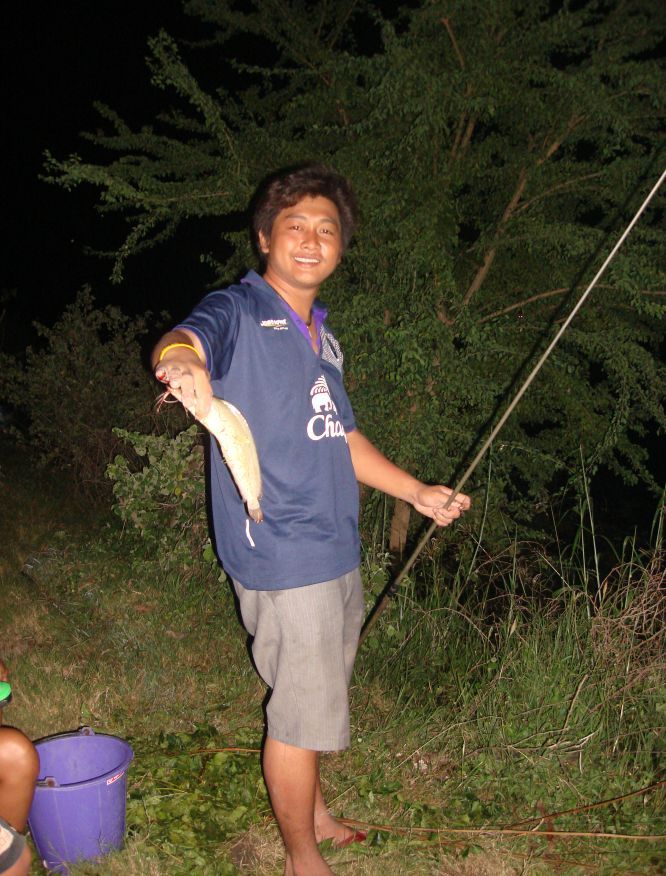 นายนิวตั้งใจหยุดงานออกตกปลาตั้งแต่เช้าพอกลางคืนเราก็มาเจอกันครับ :grin: :grin: