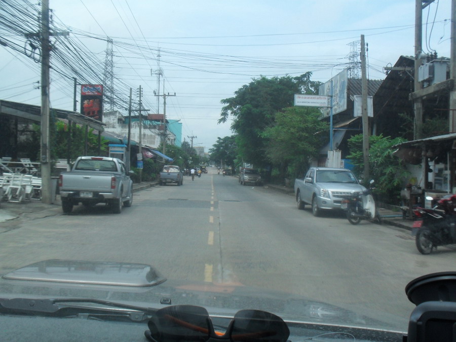 ตรงไปจนถึงสะพานปลา จอดรถที่ลานจอดท่าเทียบเรือได้เลยครับ หาที่เหมาะๆหย่อนได้เลยตามใจชอบ 
 :love: :lo