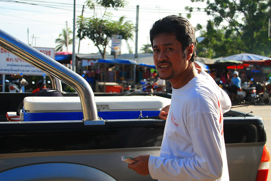 ก่อนลงทะเลเสบียงต้องพร้อม แวะจัดกันซะก่อนที่เทสโก้ โลนัด.....
ตลาดแบกะดินหมู่เฮาได้ของครบครัน ในราค