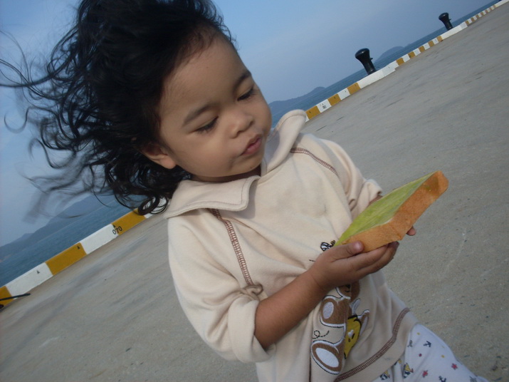 ลูกสาว  ขอเป็นฝรั่ง  กำจัดขนมปังครับ 

เเดดเริ่มแรงขึ้น แต่ลมก็แรง

อากาศไม่ร้อน แต่แดดแรง  ทำให