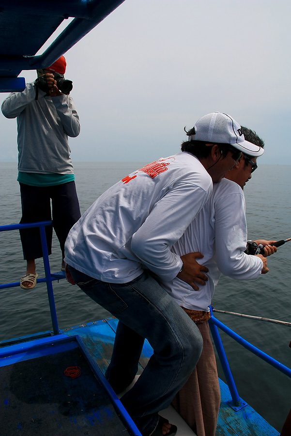 เดินไปหัวเรือ ยังไม่ทันวางกล้อง เส