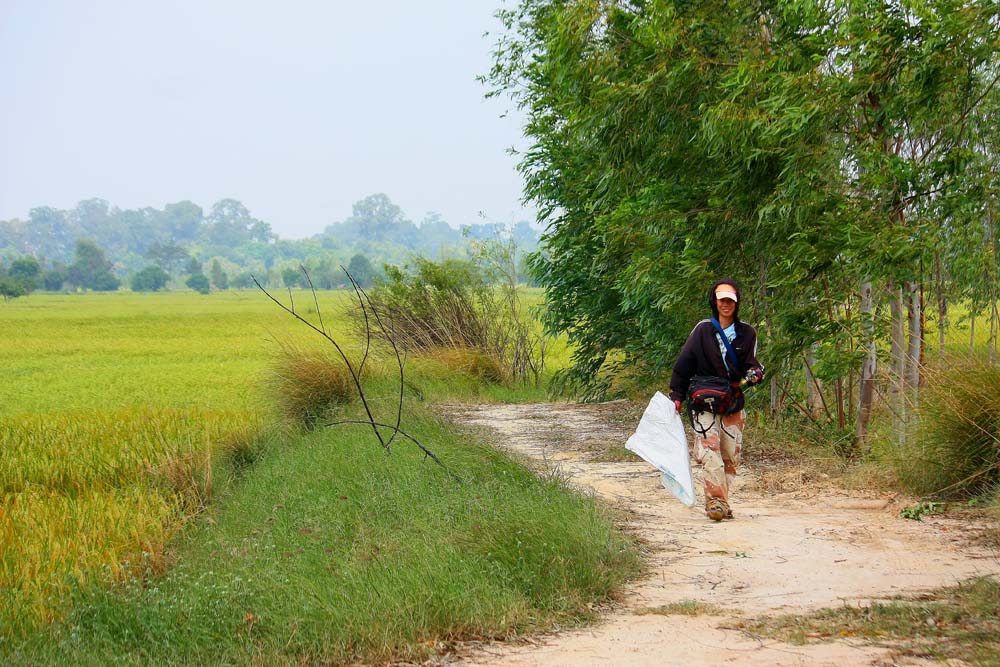 น้านนนนน...ตี๋น้อยหิ้วใส่กระสอบมาแล้ว.... :smile: :smile:







ขวดน้ำพี่......อ้าว... :lau