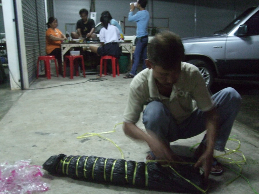 มัดเพื่อกันเกลือไม่ให้ไหลไปกองที่เดียวครับเกลือจะได้อยู่รอบปลา :talk: