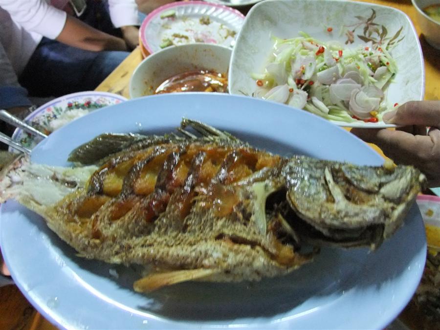 กระพงทอดน้ำปลา เอ่ ใครชิมก่อนอ่ะ  :laughing: :laughing: :laughing: :laughing: :laughing: :laughing: 