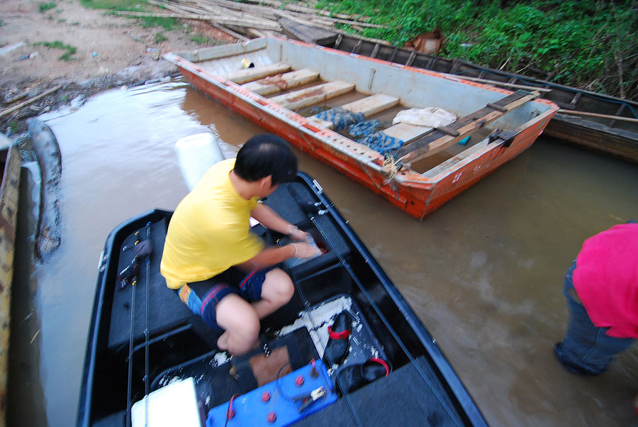 เก็บของลงเรือ  พร้อมเคลื่อนพล ตะลุยโซมาเลีย เอ้ยไม่ใช่..................ไปขุดแห้วตะหาก
 :cheer: :ch