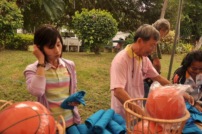 สาวน้อยคนนี้ก็ช่วยงานเต็มที่ไม่มีถอย  :cheer: :cheer:
