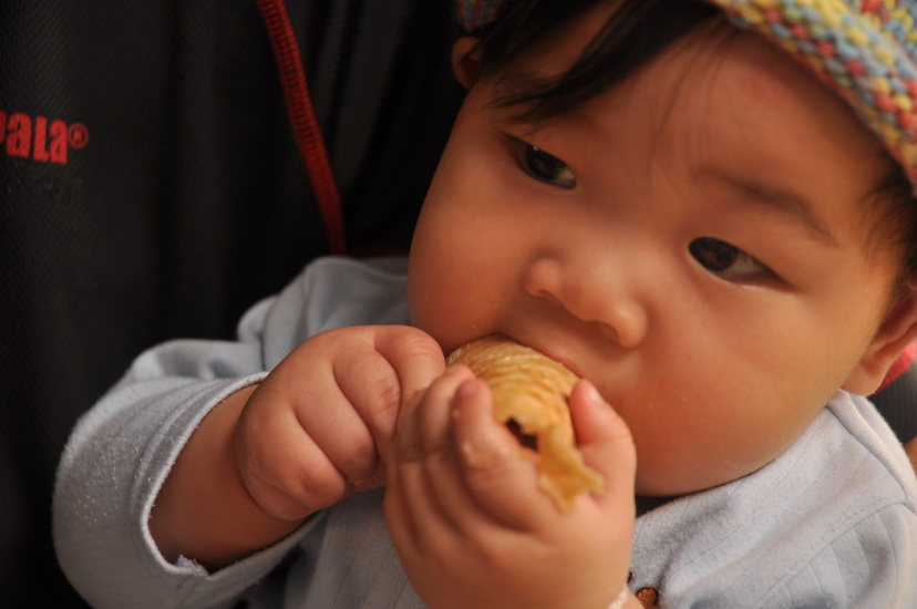 เด็กน้อยก็มาร่วมทำบุญ ลูกใครเดี๋ยวรู้ครับ  :smile:
