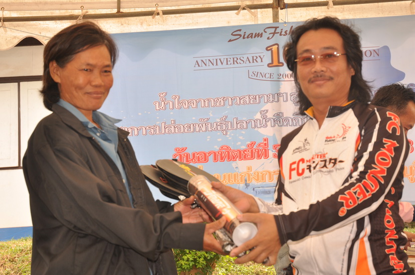 ท่านนี้มาไกลครับ ออกมาจากบ้านพุเข็ม มารับแทนเด็กๆ  :cheer: :cheer:  :cheer: :cheer: