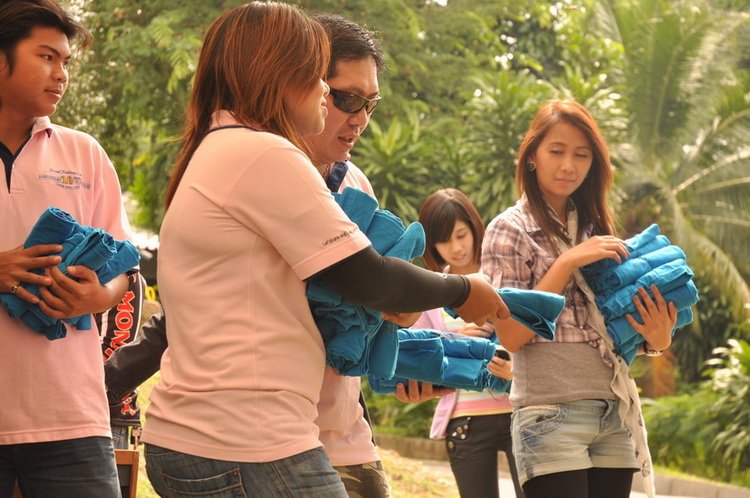ดูภาพนี้แล้ว อยู่กับคนแจก น่าจะอบอุ่นกว่าใส่เสื้อที่แจก  :grin: :grin:

ลดๆหน่อยน๊ะ พังล่า  :cheer