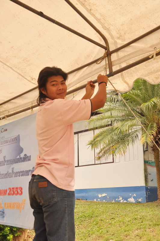 ลูกชายคุณโย่ง มาช่วยงานของ คกก.ทุกงานเหมือนกัน  :cheer: :cheer: :cheer: