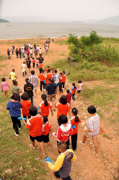 เด็กๆ ไปร่วมกันปล่อยปลาด้วยกัน  :cheer: :cheer: