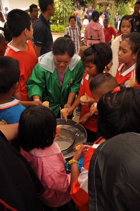 ปล่อยปลาเสร็จ เราก็จัดเลี้ยงอาหารให้ทุกคนทานร่วมกัน แต่เด็กๆ มาเจอไอศครีมซะก่อน  :laughing: