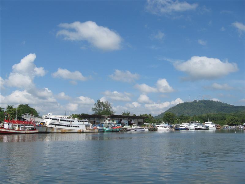 รอบนี้ ลงเรือที่ท่าเรือองค์การสะพานปลาครับ   ขึ้น ลง ง่ายหน่อย   แต่ .... วิ่งเรือ น๊าน  นาน  555