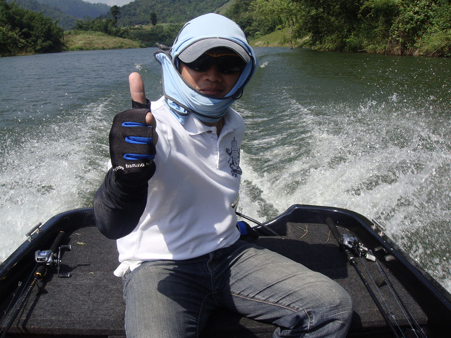 ถึงเวลาพักเที่ยง
โปรธงชัยขอเป็นคนขับเรือเอง
สงสัยหิวข้าว
