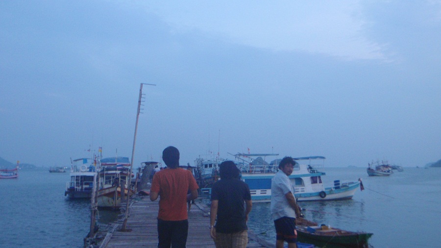 ตามมาเลยครับกำลังเดินไปขึ้นเรือที่ท่าครับ 
ทริปนี้ไปกับ ไต๋สมชายครับ กับลูกเรืออีก 1 น้ามืด