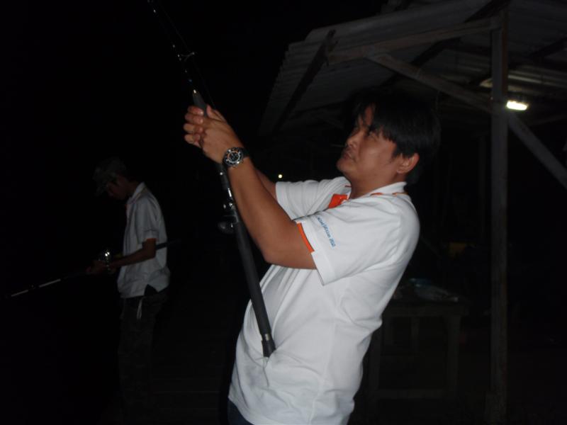 มาดูเป้าหมายของเด็กวัดกันดีกว่า...น้าเจของเรากับการอัดปลาตัวแรกของคืนนี้... :cheer: